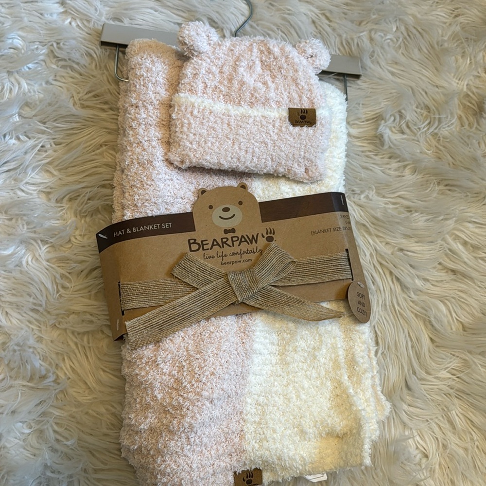 Bear paw baby blanket and hat set. Pink and white